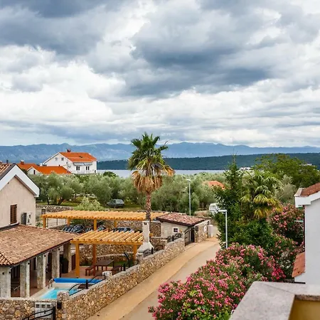 Luka 5 Min Walk To The Beach, 5 Min To The Village Apartman